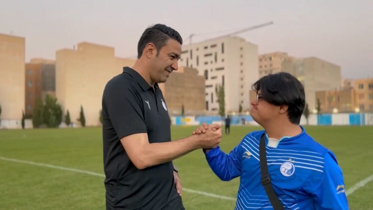 تصاویر| آرزو میکنم ستاره سوم استقلال را بگیری/ هوادار موردعلاقه مجیدی در کنار نکونام