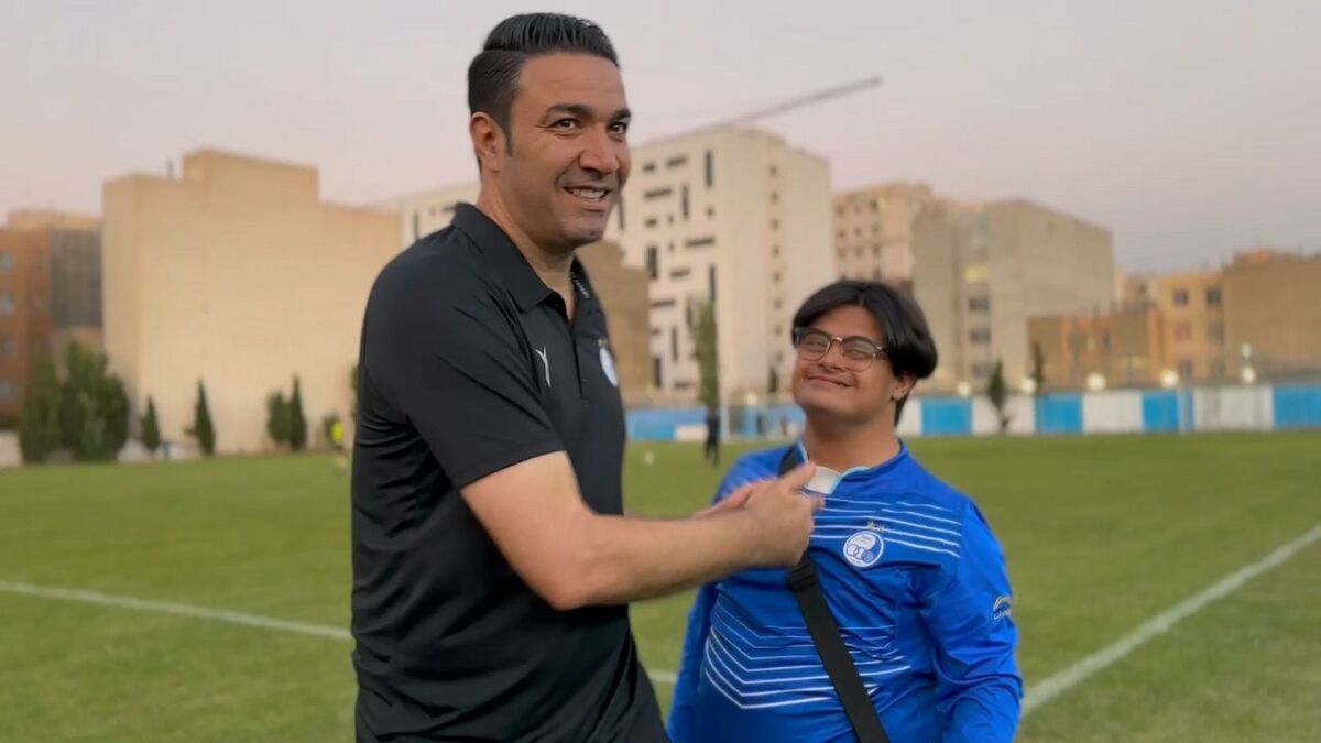 تصاویر| آرزو میکنم ستاره سوم استقلال را بگیری/ هوادار موردعلاقه مجیدی در کنار نکونام