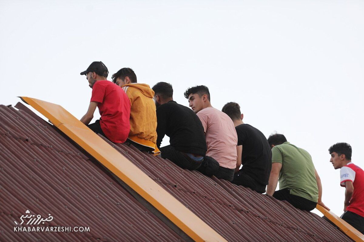 تصاویر| رفتار عجیب یک پرسپولیسی با یحیی گلمحمدی