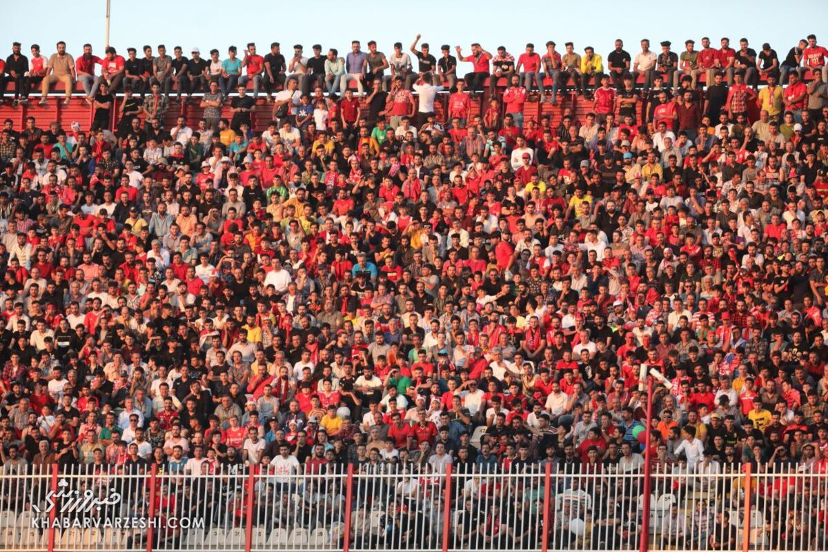 عکس| حمله هواداران خشمگین تراکتور به بازیکنان عکس| حمله هواداران خشمگین تراکتور به بازیکنان