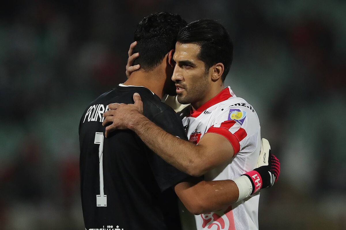 تصویری رمانتیک از الکلاسیکو سرخ ایران/ اشکهای تلخ مقصر باخت روی شانه کاپیتان پرسپولیس!