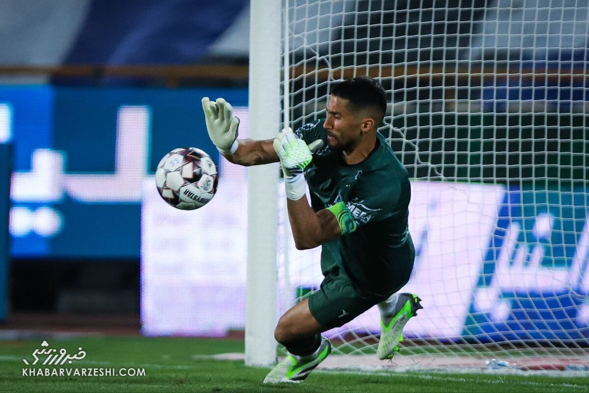 پرسپولیسی ها خاطرات تلخی برای دروازهبان استقلال رقم زده اند/ شماره یک آبیها در اندیشه طلسم شکنی بزرگ