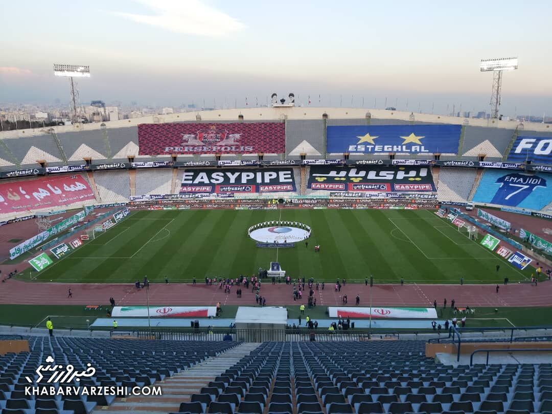 همه با استقلال و پرسپولیس کِیف میکنند غیر از عاشقانش/ باز هم میلیونها هوادار پشت در آزادی ماندند/ لطفاً دور بزنید؛ استادیوم در دست تعمیر است!