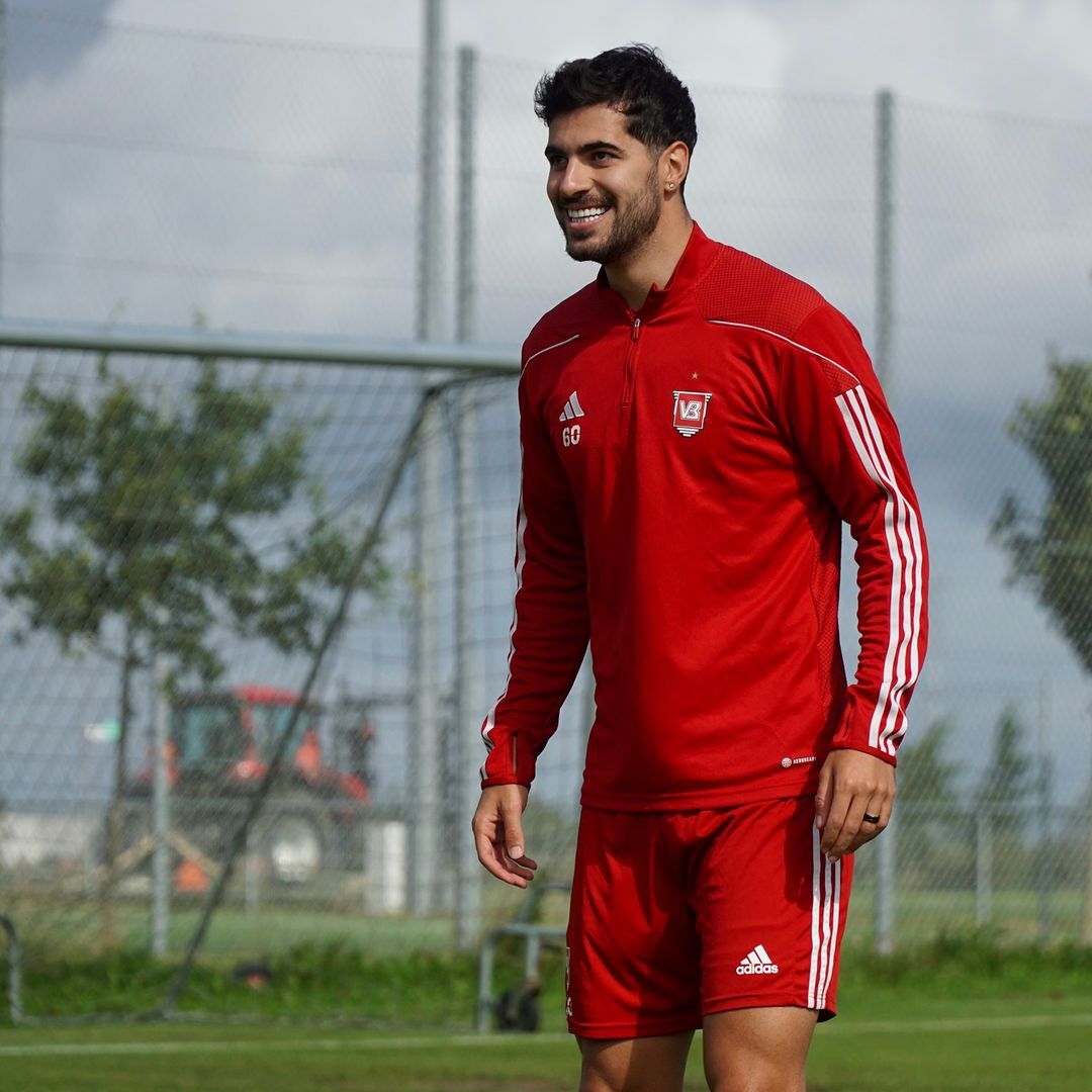 عکس| لبخند معنادار گزینه پرسپولیس با لباس قرمز