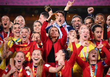 عکس| شادی زایدالوصف ملکه اسپانیا پس از قهرمانی تیم ملی زنان/ جام قهرمانی در دستان بانوی اول