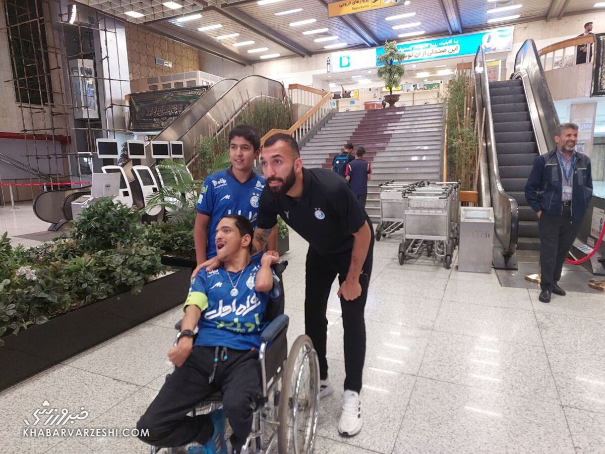 عکس| کار زیبای نکونام و چشمی/ بازوبند کاپیتان استقلال به یک هوادار خاص رسید