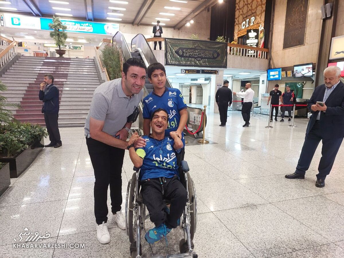 عکس| کار زیبای نکونام و چشمی/ بازوبند کاپیتان استقلال به یک هوادار خاص رسید