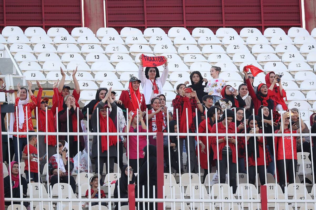 تصاویر| زنان طرفدار تراکتور در ورزشگاه/ حضور پرشور هواداران نماینده ایران برای اولین‌بار