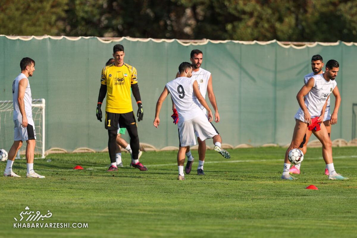 عکس| حضور غیرمنتظره یک ستاره در تمرینات سپاهان