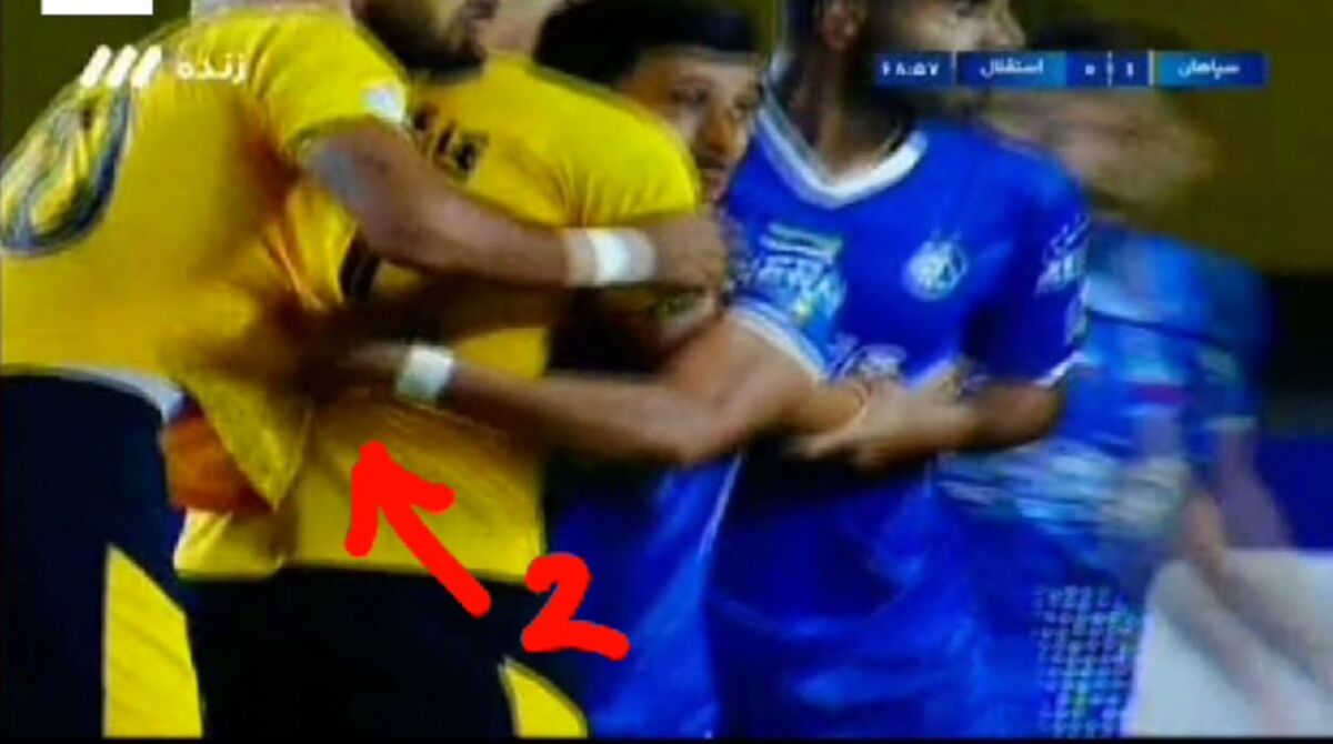 تصاویر| مدارک سپاهان علیه جنجالیترین صحنه هفته/ استقلال یک پنالتی هم بدهکار شد!