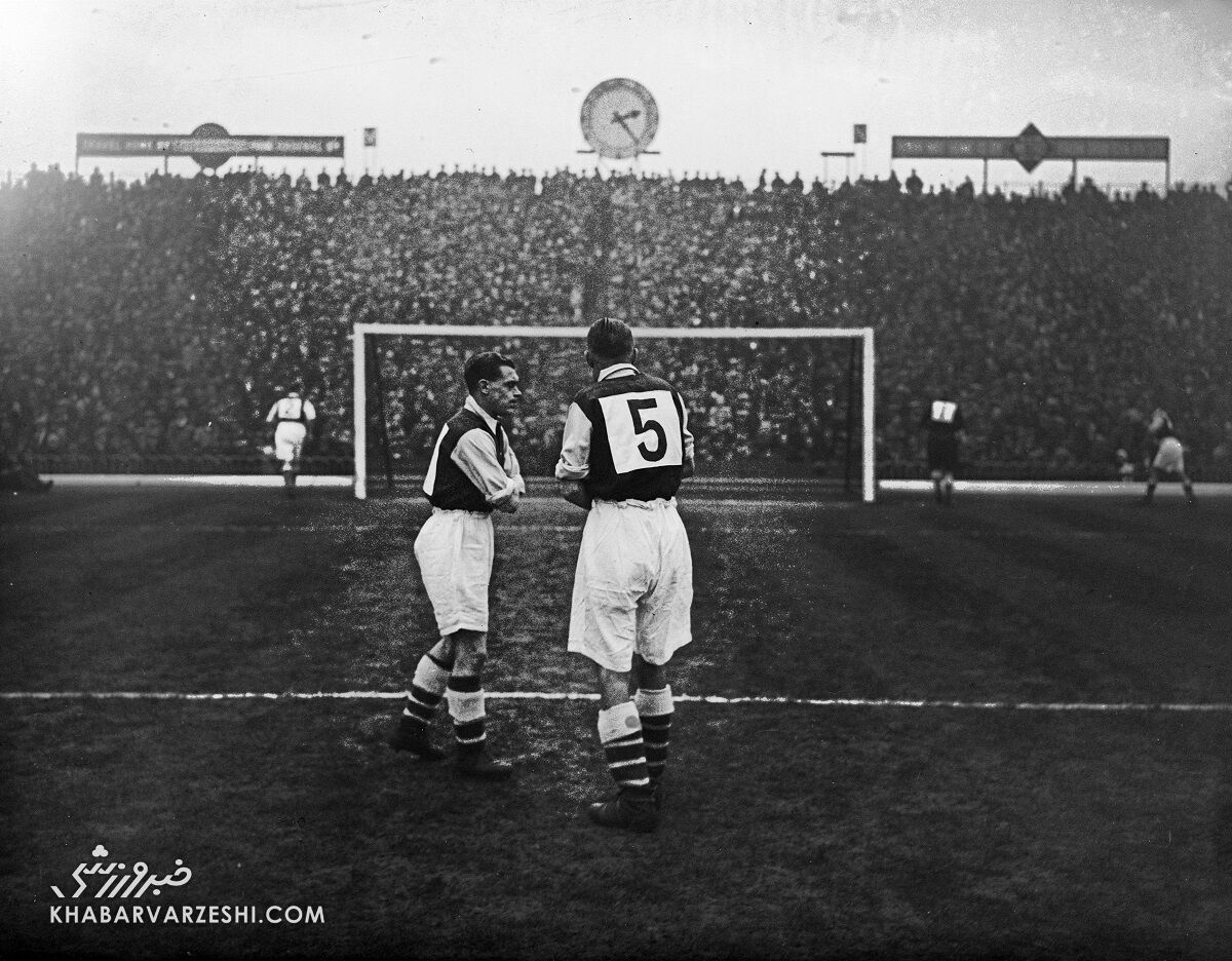 آرسنال - شفیلدونزدی در سال 1928
عکس دیدنی از اولین شماره های نصب شده روی لباس فوتبالیست ها/ «مسخره است که فوتبالیست ها مثل اسب و سواره شماره گذاری می شوند»!