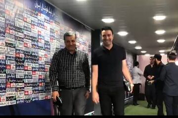 ویدیو| ورود تیمهای آبی پوشان تهران و خوزستان به ورزشگاه