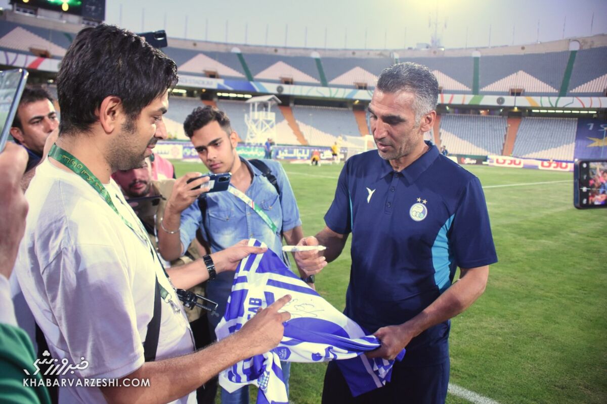تصاویر| امضای هاشمینسب روی پیراهن دربی جنجالی/ واکنش یاغی بزرگ فوتبال ایران به درخواست تعریف خاطره از شهرآورد عجیب