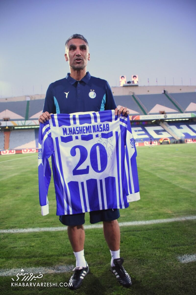 تصاویر| امضای هاشمینسب روی پیراهن دربی جنجالی/ واکنش یاغی بزرگ فوتبال ایران به درخواست تعریف خاطره از شهرآورد عجیب