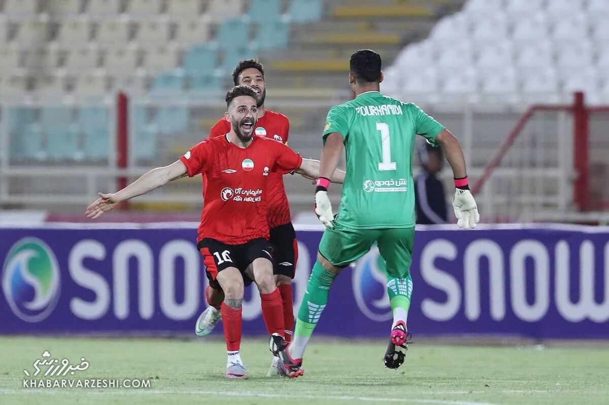 عکس| بعض پسر پرسپولیس در آغوش یک استقلالی ترکید