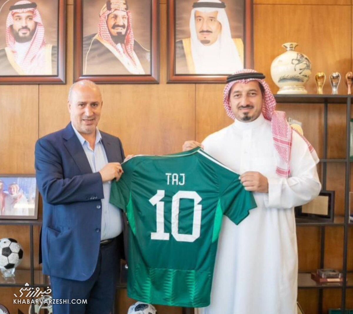 عکس| هدیه ویژه رئیس فدراسیون عربستان به مهدی تاج