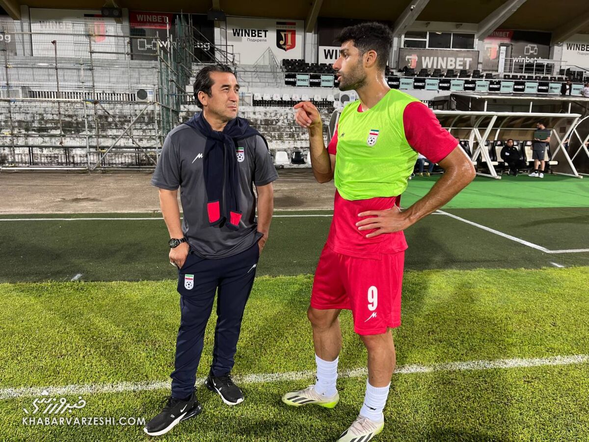 عکس| گفتوگوی خصوصی طارمی و خداداد عزیزی/ غزال تیزپا راه گلزنی را به مهاجم تیم ملی نشان داد!
