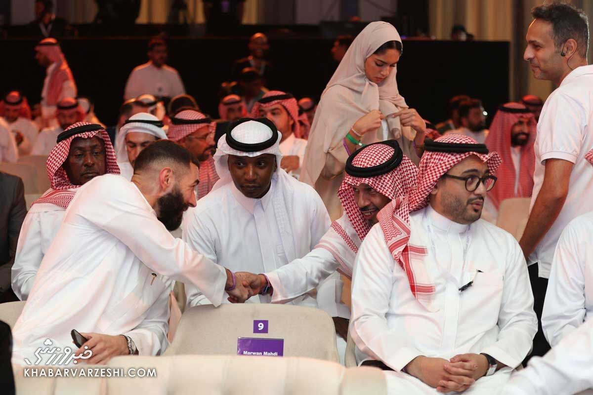 تصاویر| لباس عربی کریم بنزما سوژه شد!/ استایل خاص برنده توپ طلا در قرعهکشی جام باشگاههای جهان