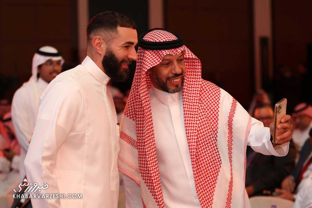 تصاویر| لباس عربی کریم بنزما سوژه شد!/ استایل خاص برنده توپ طلا در قرعهکشی جام باشگاههای جهان