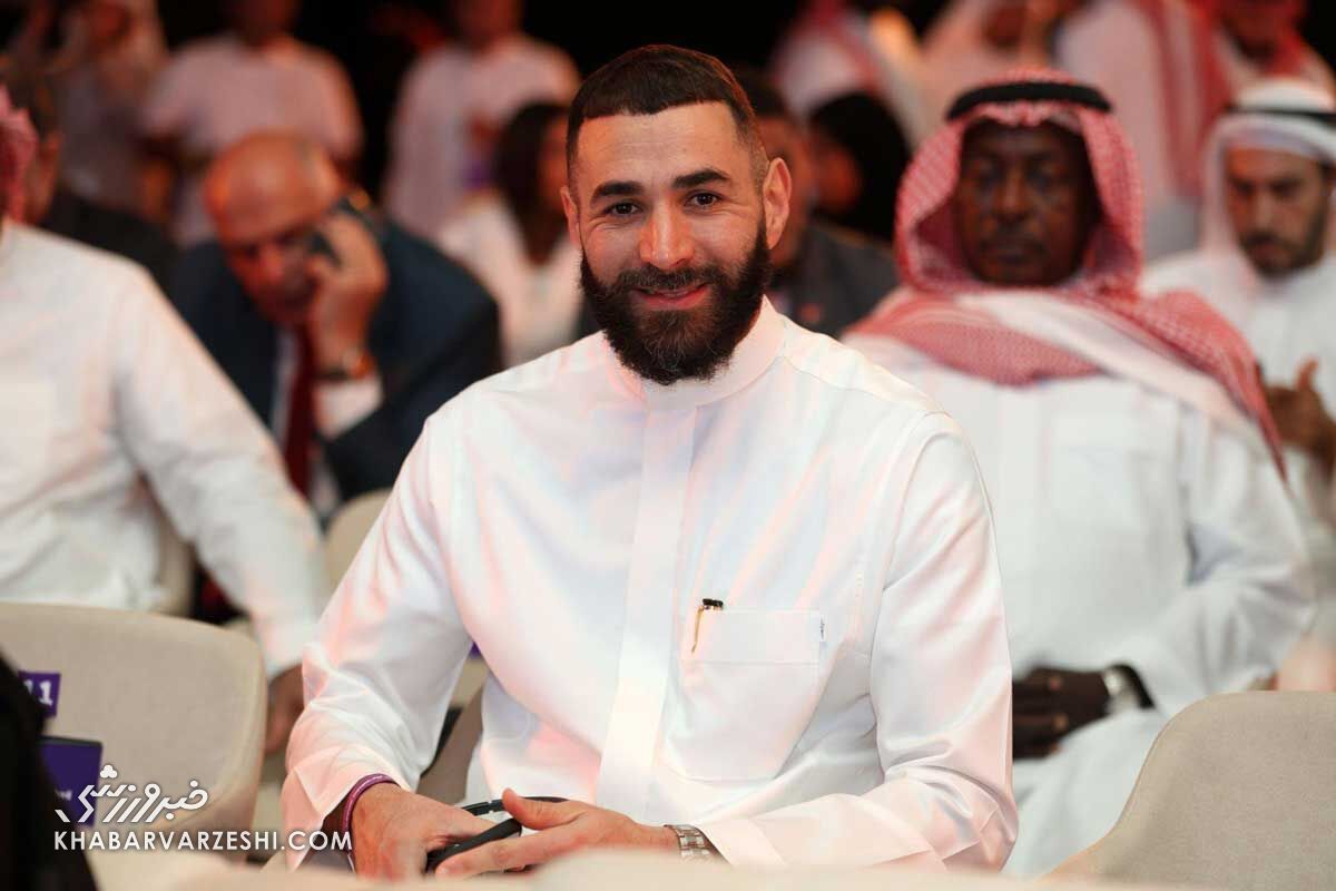 تصاویر| لباس عربی کریم بنزما سوژه شد!/ استایل خاص برنده توپ طلا در قرعهکشی جام باشگاههای جهان