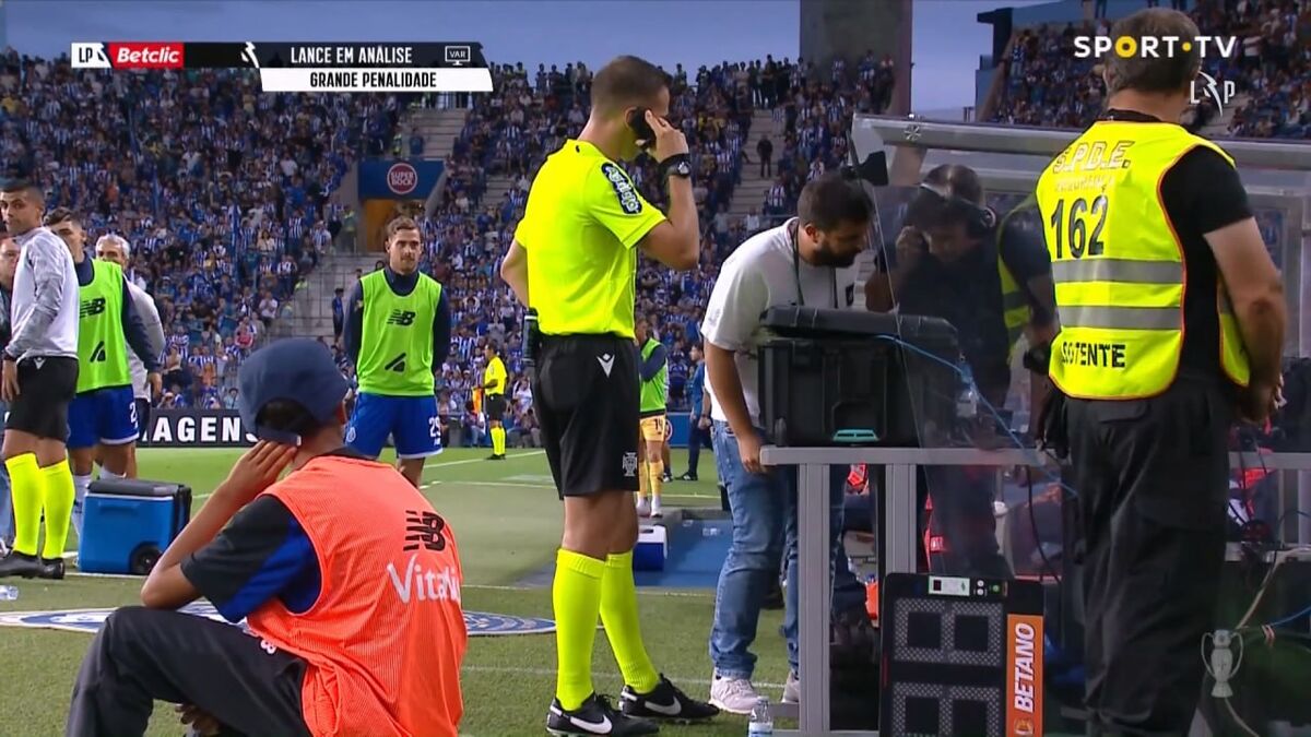 واکنش رونالدو به جنجال پنالتی طارمی: شبیه سیرک بود!