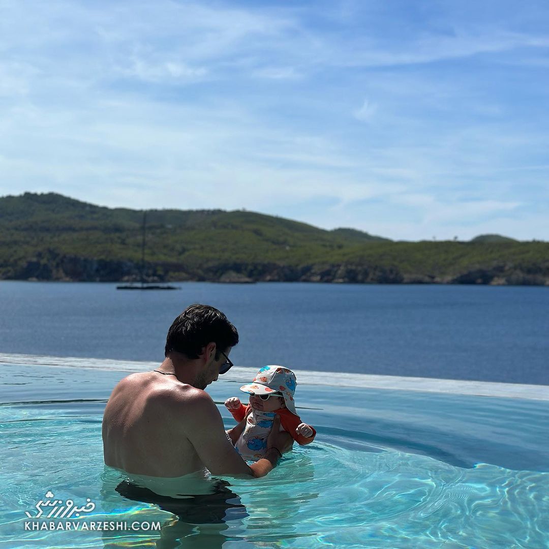 عکس| عاشقانههای بازیکن محبوب استقلال با دخترش لب ساحل