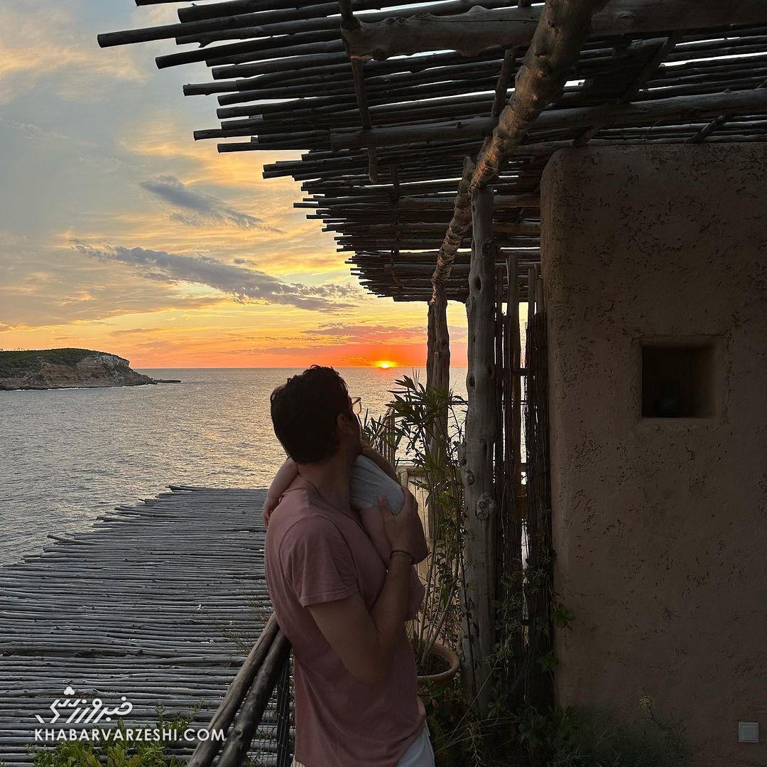 عکس| عاشقانههای بازیکن محبوب استقلال با دخترش لب ساحل