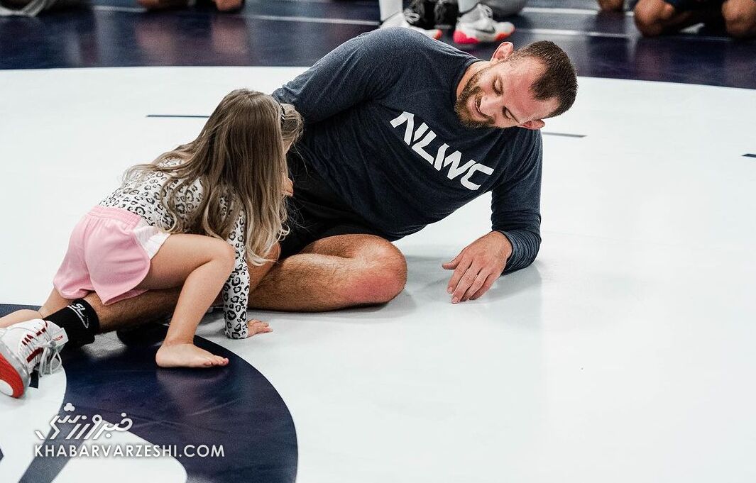 عکس| یک دختر دیوید تیلور را خاک کرد/ کشتی بامزه رقیب حسن یزدانی در تمرینات