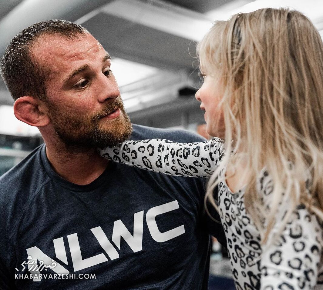 عکس| یک دختر دیوید تیلور را خاک کرد/ کشتی بامزه رقیب حسن یزدانی در تمرینات