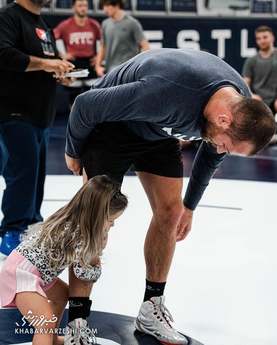 عکس| یک دختر دیوید تیلور را خاک کرد/ کشتی بامزه رقیب حسن یزدانی در تمرینات