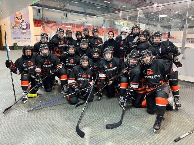 قهرمانی از دست دختران یخ سُر خورد! قهرمانی از دست دختران یخ سُر خورد!