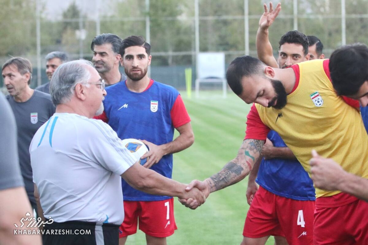 عکس| جذب حداکثری نیروها در تیم ملی ادامه دارد/ قلعه نویی، منتقد فوتبال ایران را به جلسه تمرینی دعوت کرد