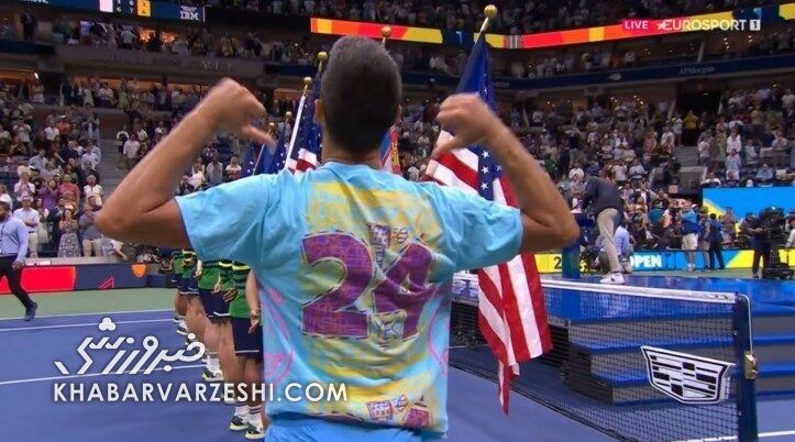 عکس| تیشرت ویژه آقای خاص پس از قهرمانی/ ۲۴ در آمریکا جاودانه شد