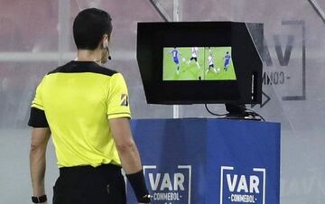 نمایندگان AFC با VAR در راه تهران