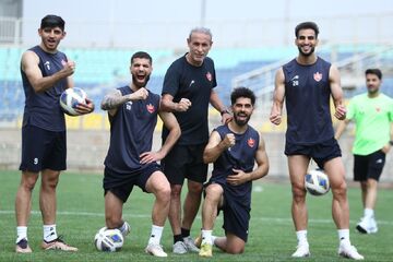 عکس| پرسپولیسی‌ها برای رونالدو مشت گره کردند/ بیرانوند همچنان غایب بزرگ تمرین تیم گل‌محمدی