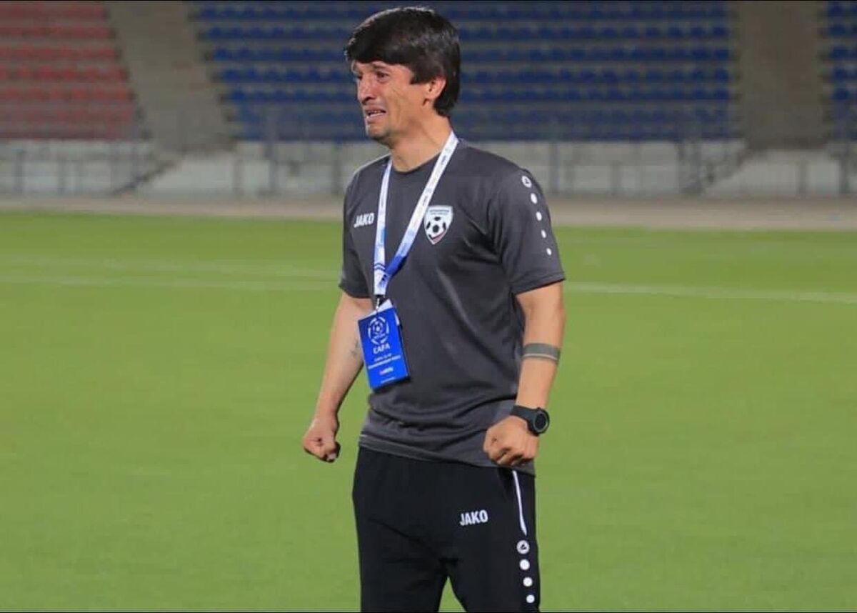 عکس| لحظه رمانتیک سرمربی افغانستان پس از شکست دادن ایران! - خبرورزشی