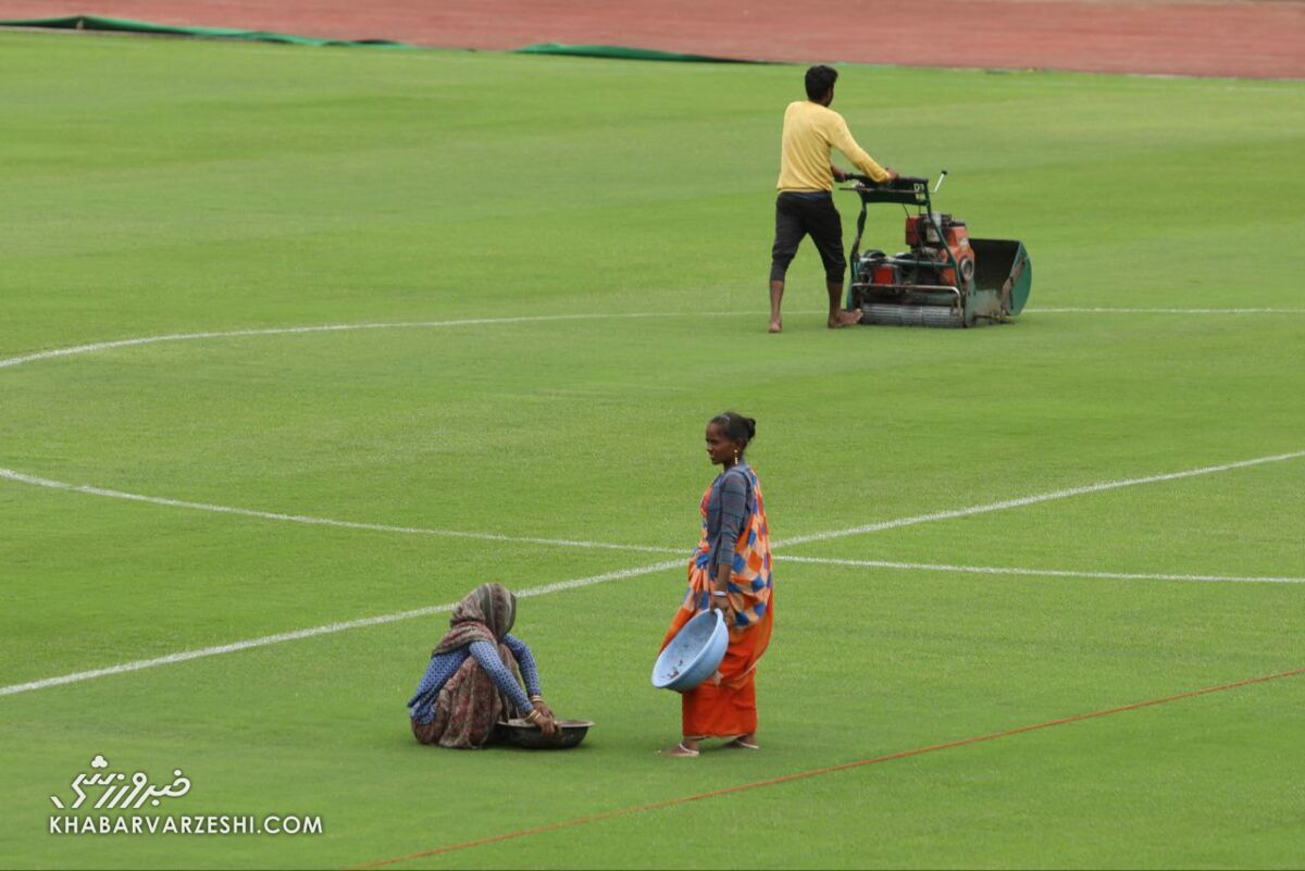 عکس| پاکسازی زمین بازی سیتی و نساجی با روشی عجیب و سنتی
