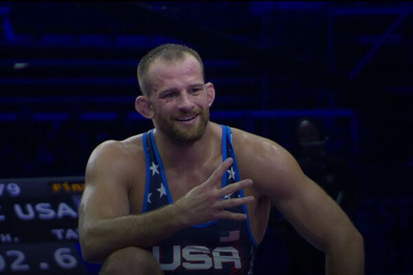 عکس| ژست دیوید تیلور بعد از بردن حسن یزدانی/ کشتیگیر آمریکایی چه نمادی را نشان داد؟