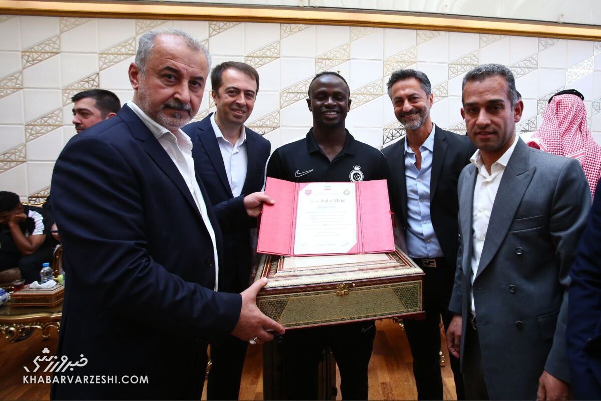 عکس| هدیه ویژه باشگاه پرسپولیس به کریستیانو رونالدو و مانه