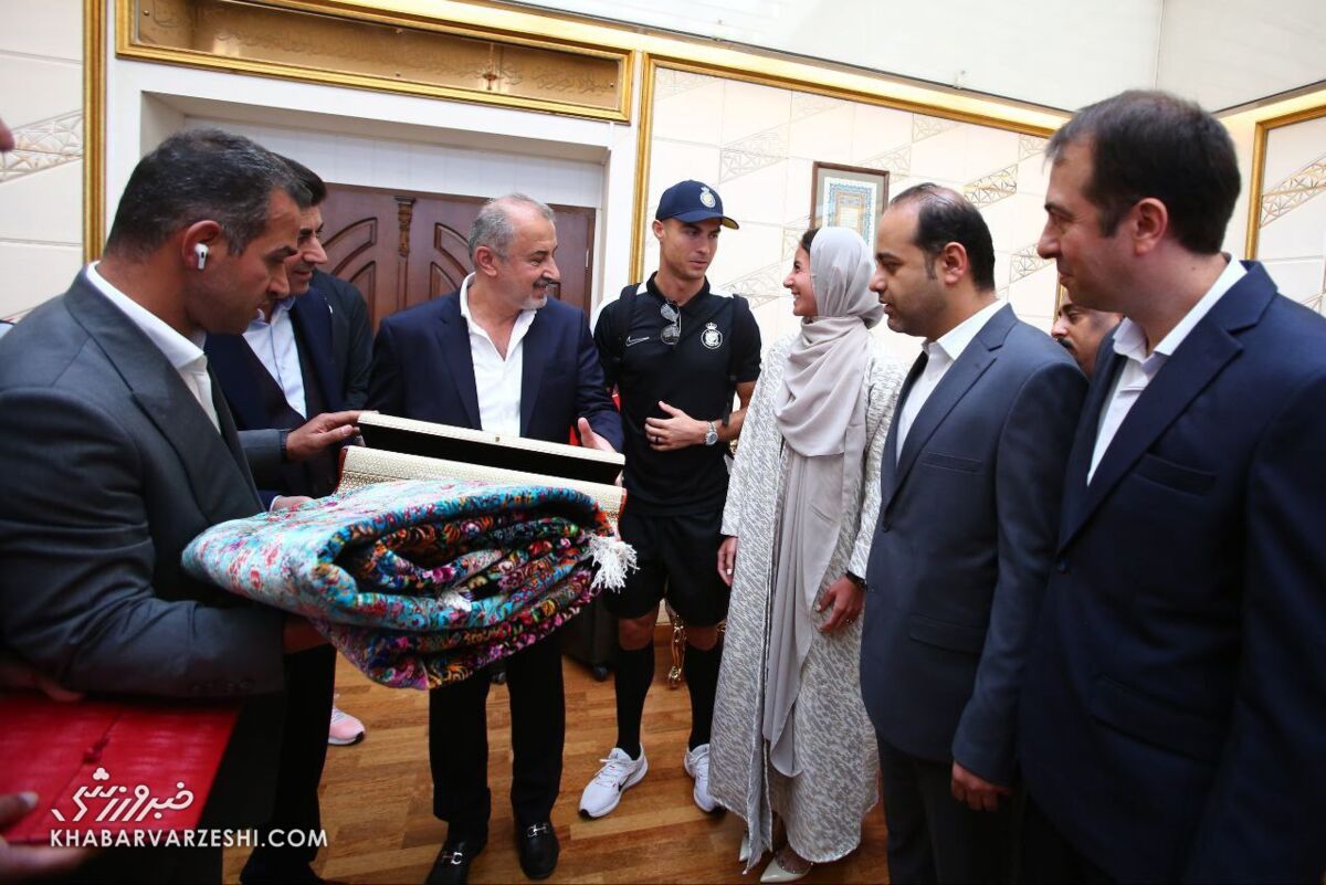 عکس| قالیچه اهدایی پرسپولیس به رونالدو چقدر میارزد؟