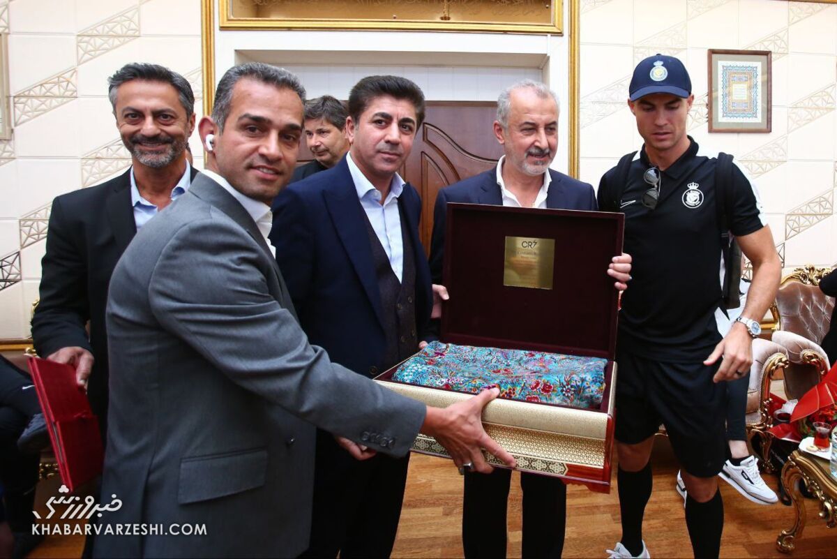 عکس| هدیه ویژه باشگاه پرسپولیس به کریستیانو رونالدو و مانه
