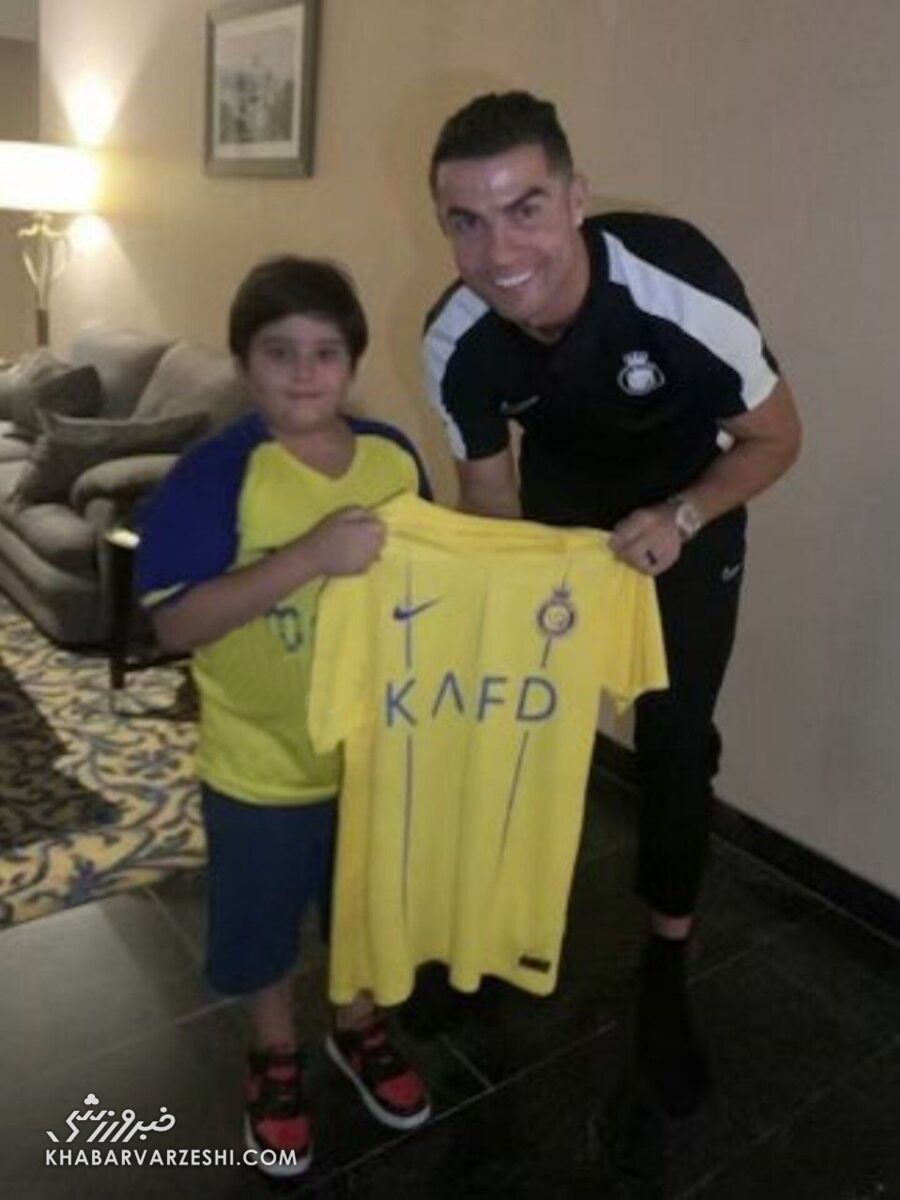 عکس| هوادار پرسروصدا به آرزویش رسید/ تنها ایرانی که موفق شد با رونالدو عکس یادگاری بگیرد!