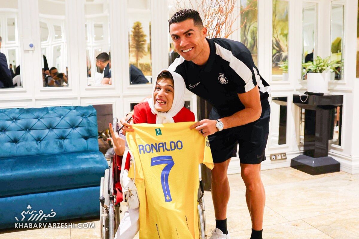 ویدیو| لحظه تحویل پیراهن رونالدو به فاطمه حمامی توسط تکاور کلاهسبز ارتش ویدیو| لحظه تحویل پیراهن رونالدو به فاطمه حمامی توسط تکاور کلاهسبز ارتش