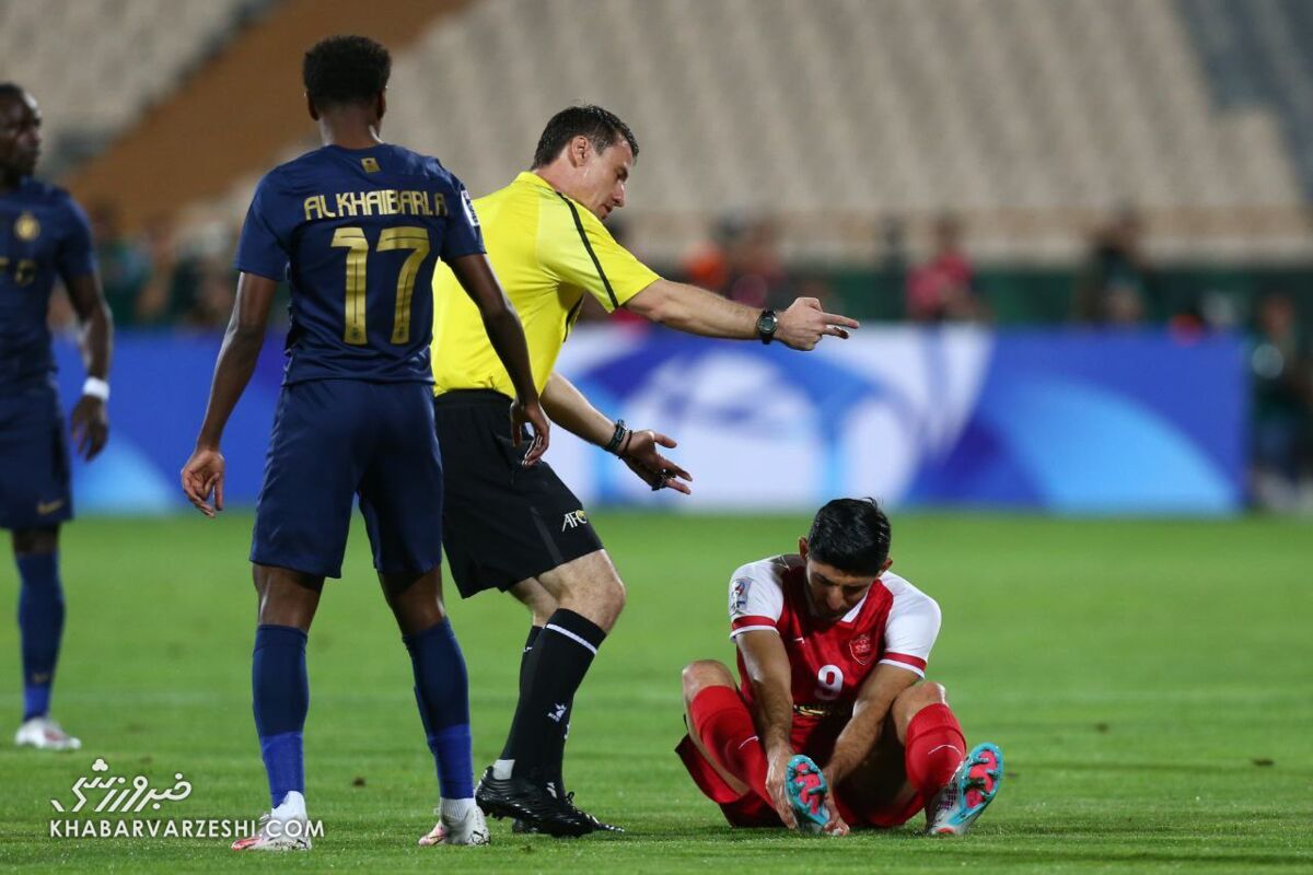 تصویری از وینگر چپ سرخ ها؛ دقایقی پیش از مصدومیت/ فاجعهای که یقه پرسپولیس و گلمحمدی را گرفت تصویری از وینگر چپ سرخ ها؛ دقایقی پیش از مصدومیت/ فاجعهای که یقه پرسپولیس و گلمحمدی را گرفت