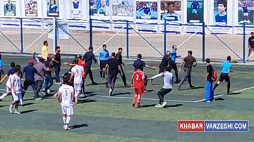 ویدیو| فاجعه در فوتبال دسته اول جوانان تهران؛ با مشت و لگد به جان داور افتادند!