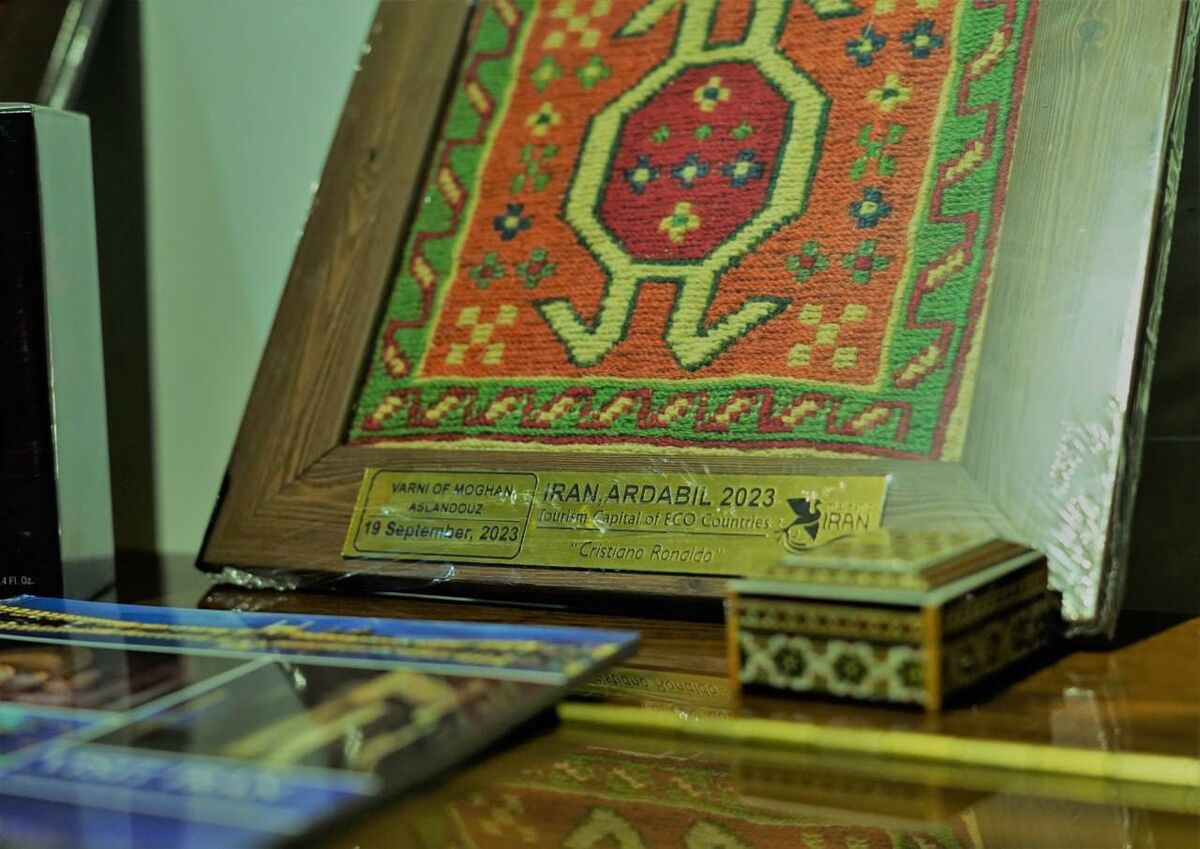 عکس| رونمایی از هدیه ویژه فدراسیون برای رونالدو و النصریها/ ۱۰ دلیل که باید به ایران سفر کرد...