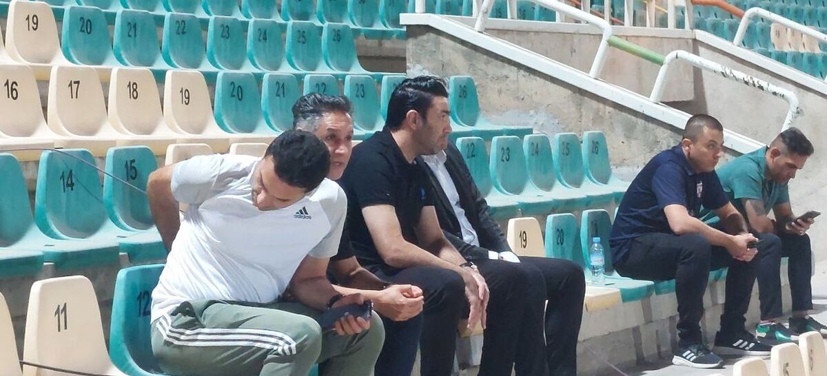 عکس| نکونام و دستیارانش تماشاگر ویژه هوادار - تراکتور