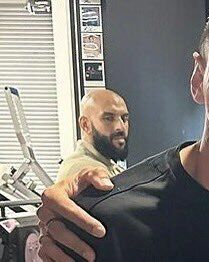 نگاه معنادار و خشن بادیگارد لیونل مسی در زمان ثبت یک عکس یادگاری