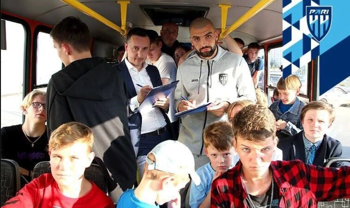 عکس| امضای قرارداد با بازیکن لیگ برتری در اتوبوس شهری!