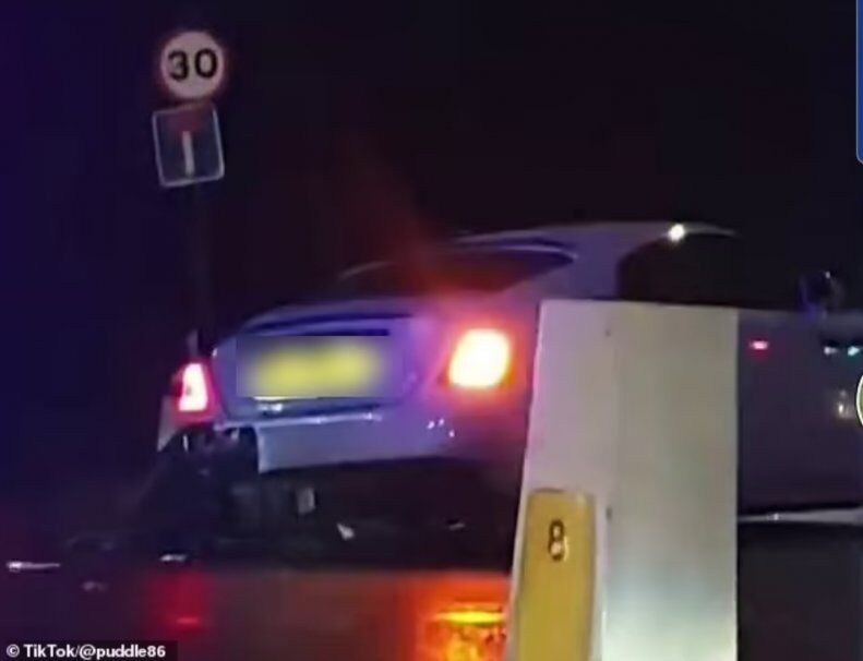 عکس| تصادف هولناک مهاجم قرمزها با رولز رویس ۹۰۰ هزار یورویی